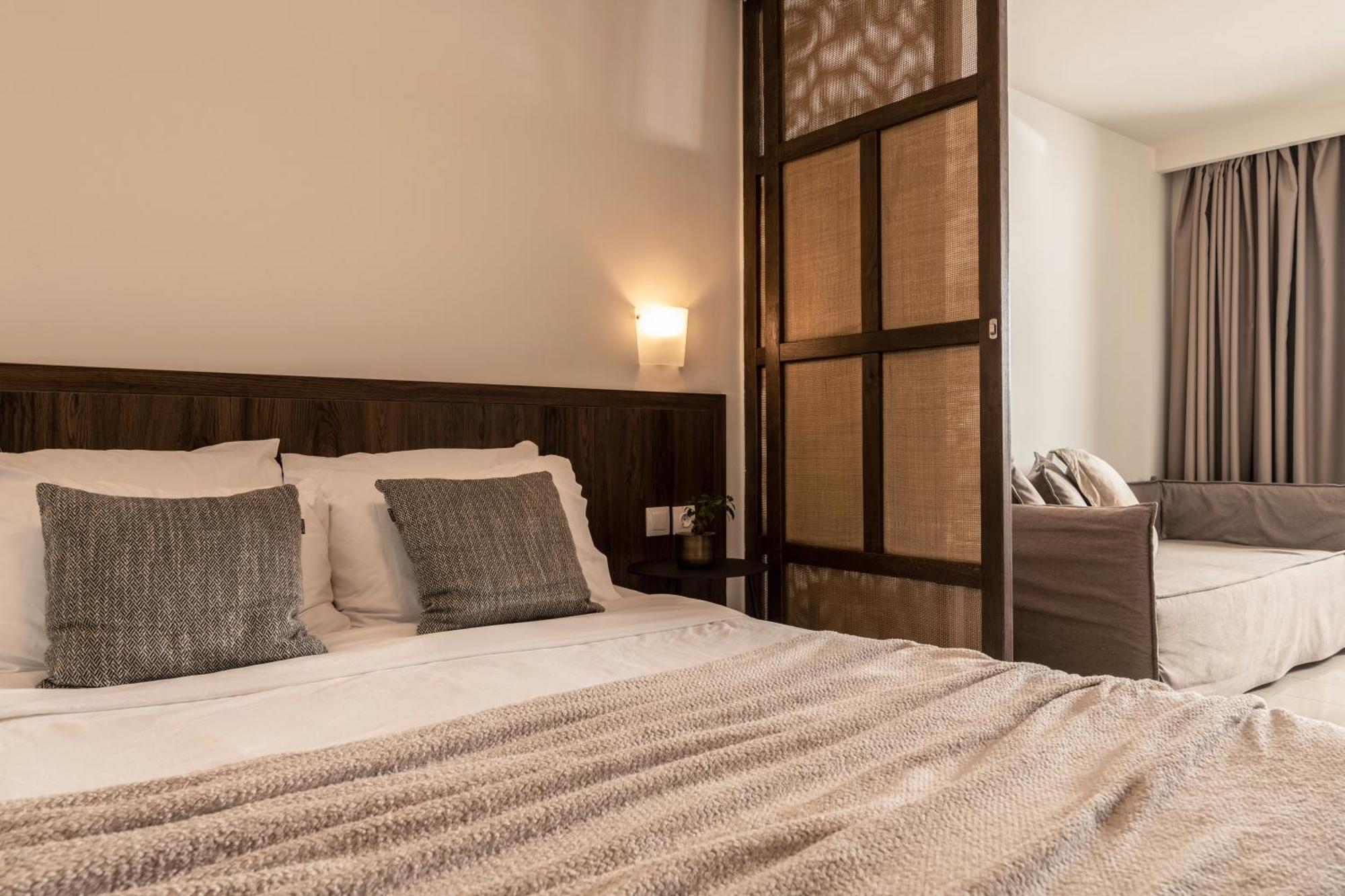 Deluxe Hotel